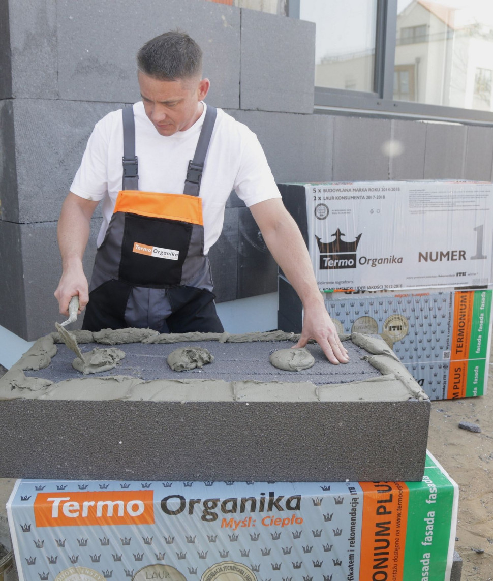 Ocieplenie ścian metoda lekką mokrą za pomocą styropianu grafitowego TERMONIUM PLUS Fasada