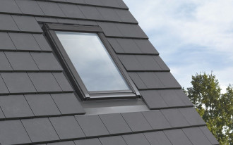 Nowość w ofercie VELUX: kołnierz EDT do okien dachowych w pokryciach z płaską dachówką