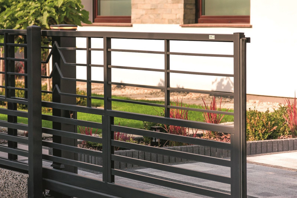 Brama wjazdowa z oświetleniem na słupku ogrodzeniowym