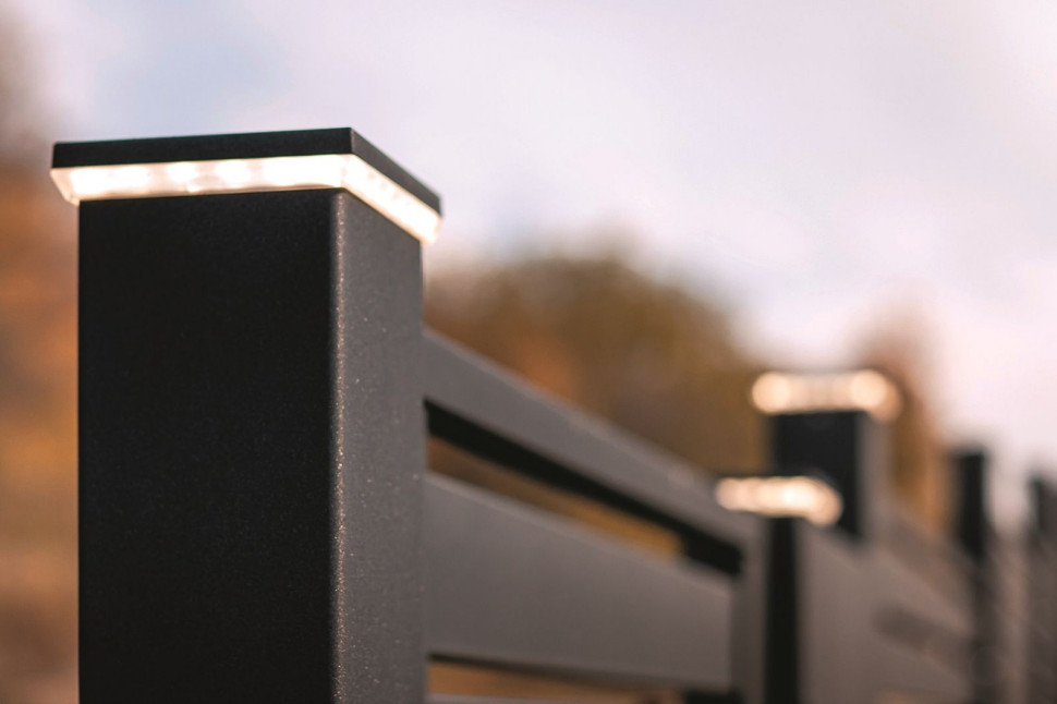 Oprawy LED zamontowane w słupach ogrodzeniowych