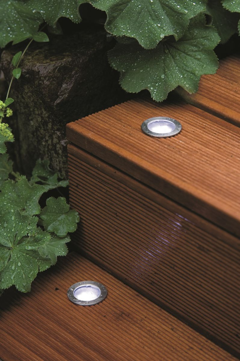 Oprawy najazdowe w drewnianych stopniach schodowych