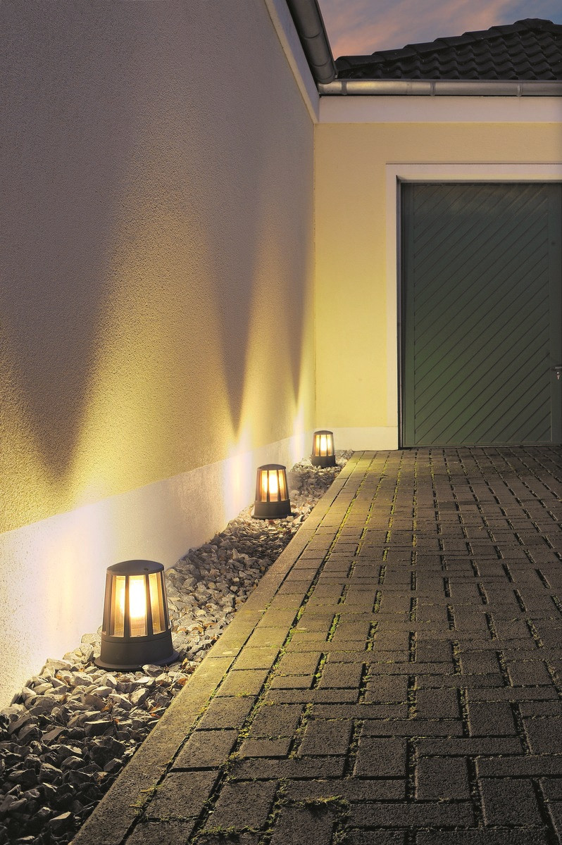 Lampy na niskich słupkach wzdłuż podjazdu do garażu