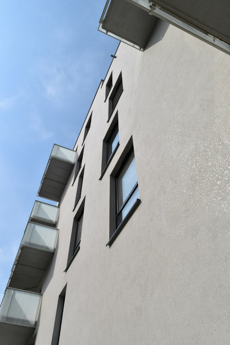 Miejsce realizacji: Wrocław, Nowe Żerniki, zastosowane rozwiązania: Dryvit Ameristone T Bianco