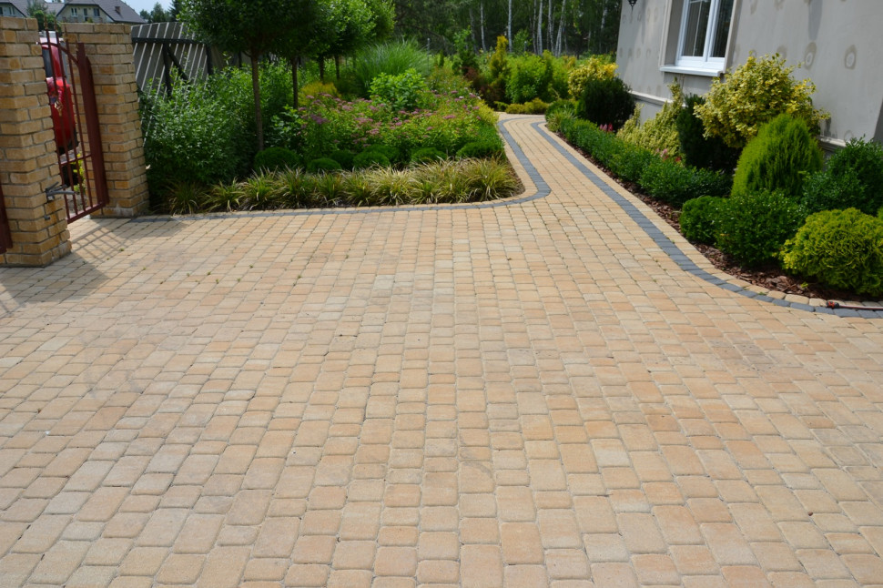 Kostką dwuwarstwową z betonu wykończono podjazd i główne ścieżki