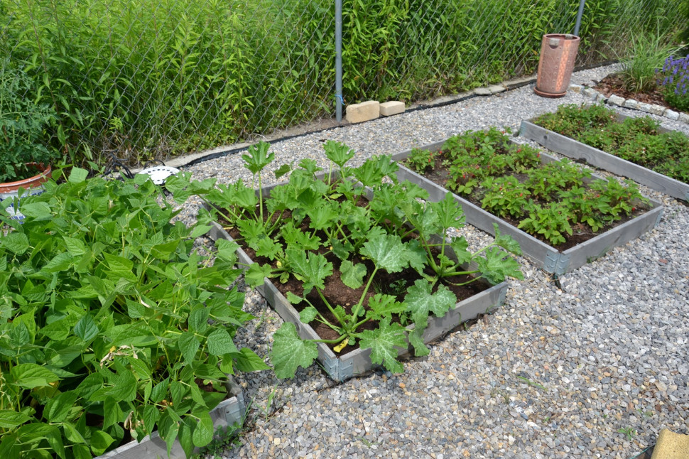 Grys ułożony na podkładzie z piasku i na włókninie