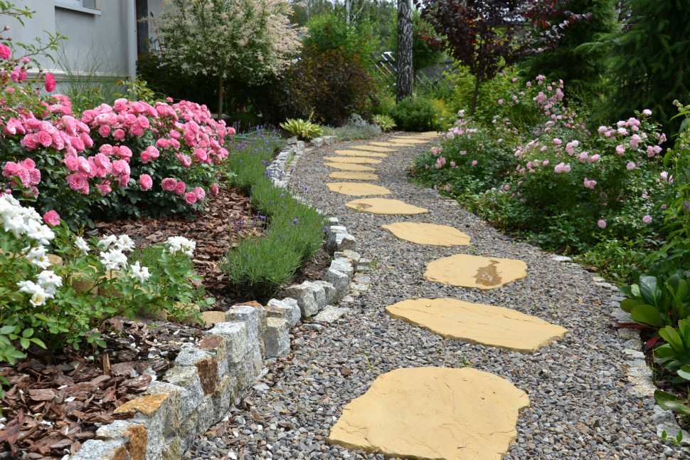 Ścieżka z płytami betonowymi, grysem i obrzeżem z kostki granitowej