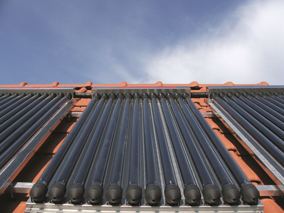 Próżniowe kolektory słoneczne na dachu