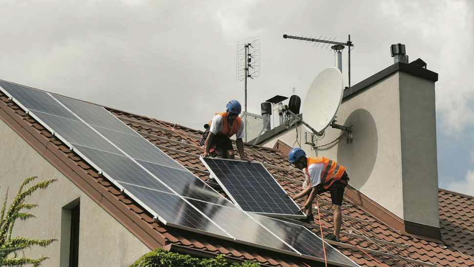 Montaż paneli fotowoltaicznych na dachu