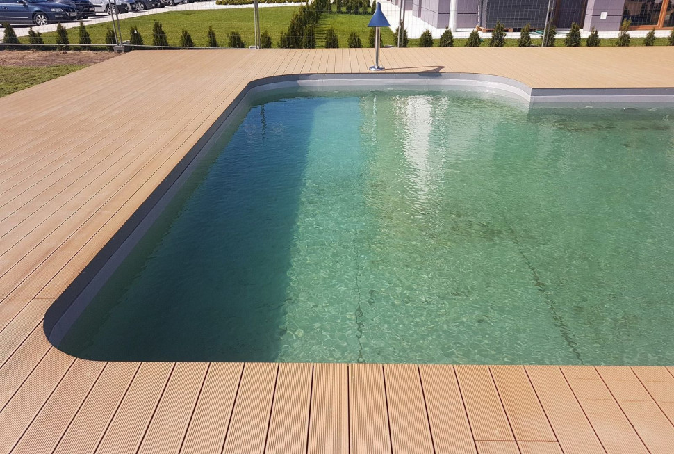 Deski kompozytowe o ryflowanej powierzchni nad basenem