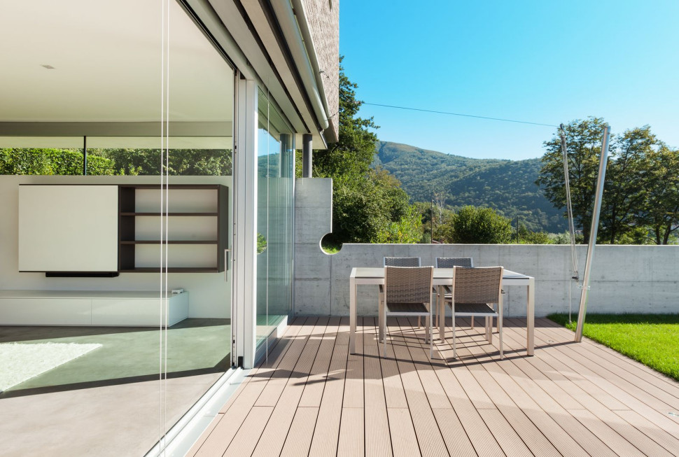 Taras z desek kompozytowych o ryflowanej powierzchni - z wzdłużnymi rowkami