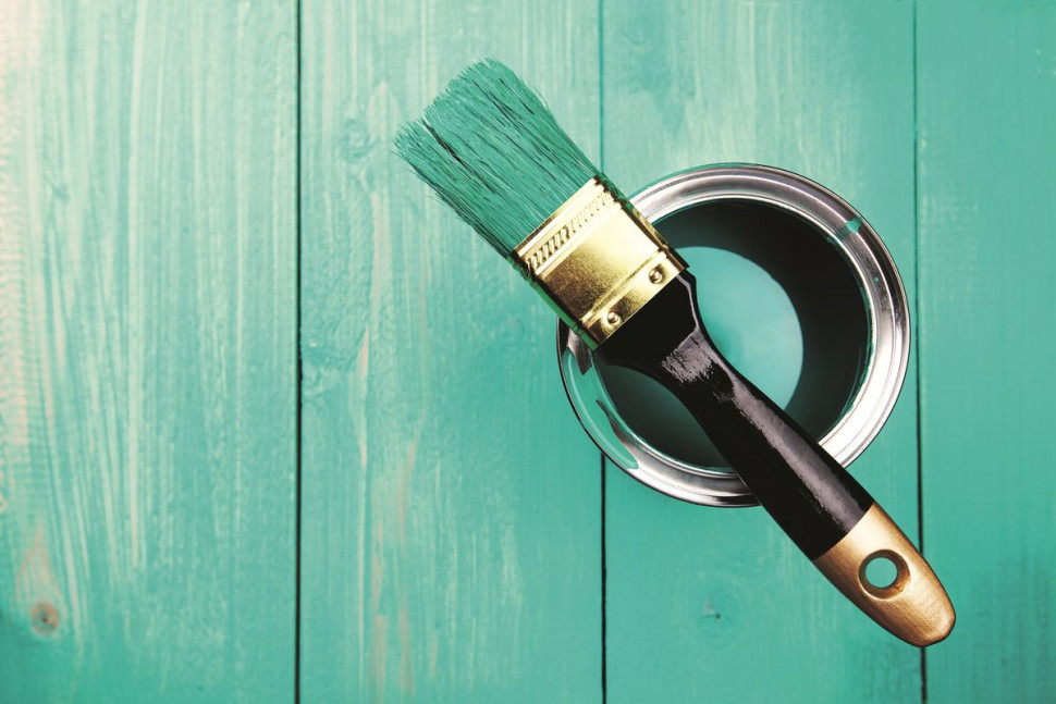 Puszka ze środkiem zabezpieczającym drewno i pędzel