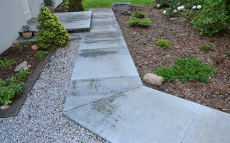 Nawierzchnia ogrodowa z betonowych płyt o minimalistycznym wyglądzie