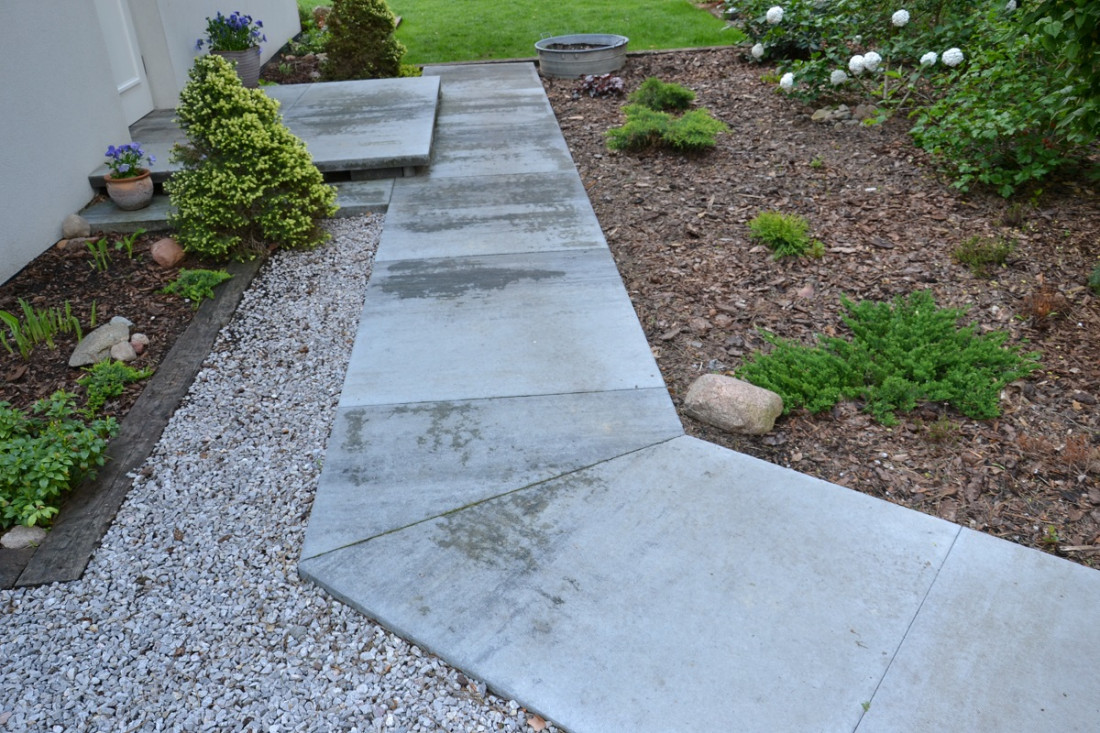 Nawierzchnia ogrodowa z betonowych płyt o minimalistycznym wyglądzie