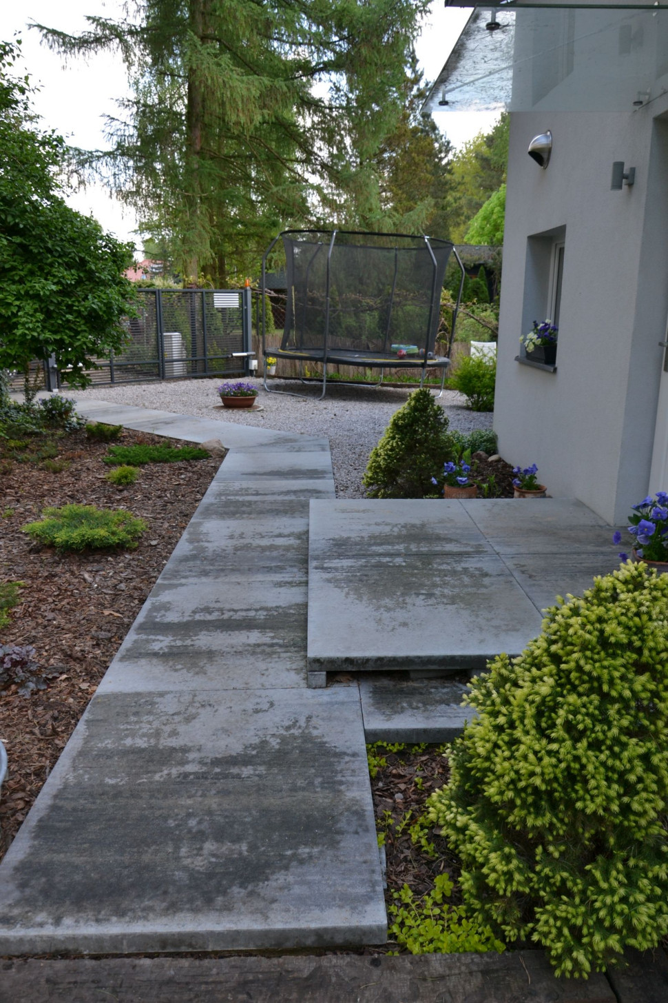 Płyty betonowe ułożono na podsypce piaskowo-cementowej, bez obrzeży