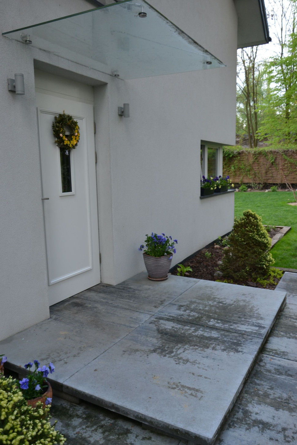 Podest na ganku wykonano z płyt, wspartych na chodniku