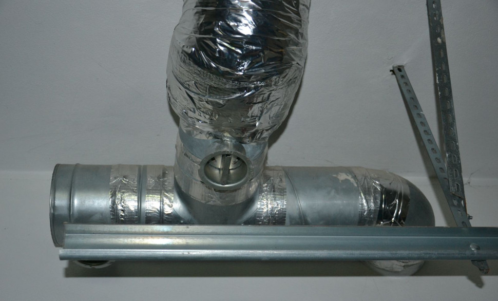 Fragmenty przewodów z trójnikiem do czerpania powietrza z garażu