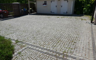 Mech w fugach sprawia, że nawierzchnia z granitu wygląda naturalnie