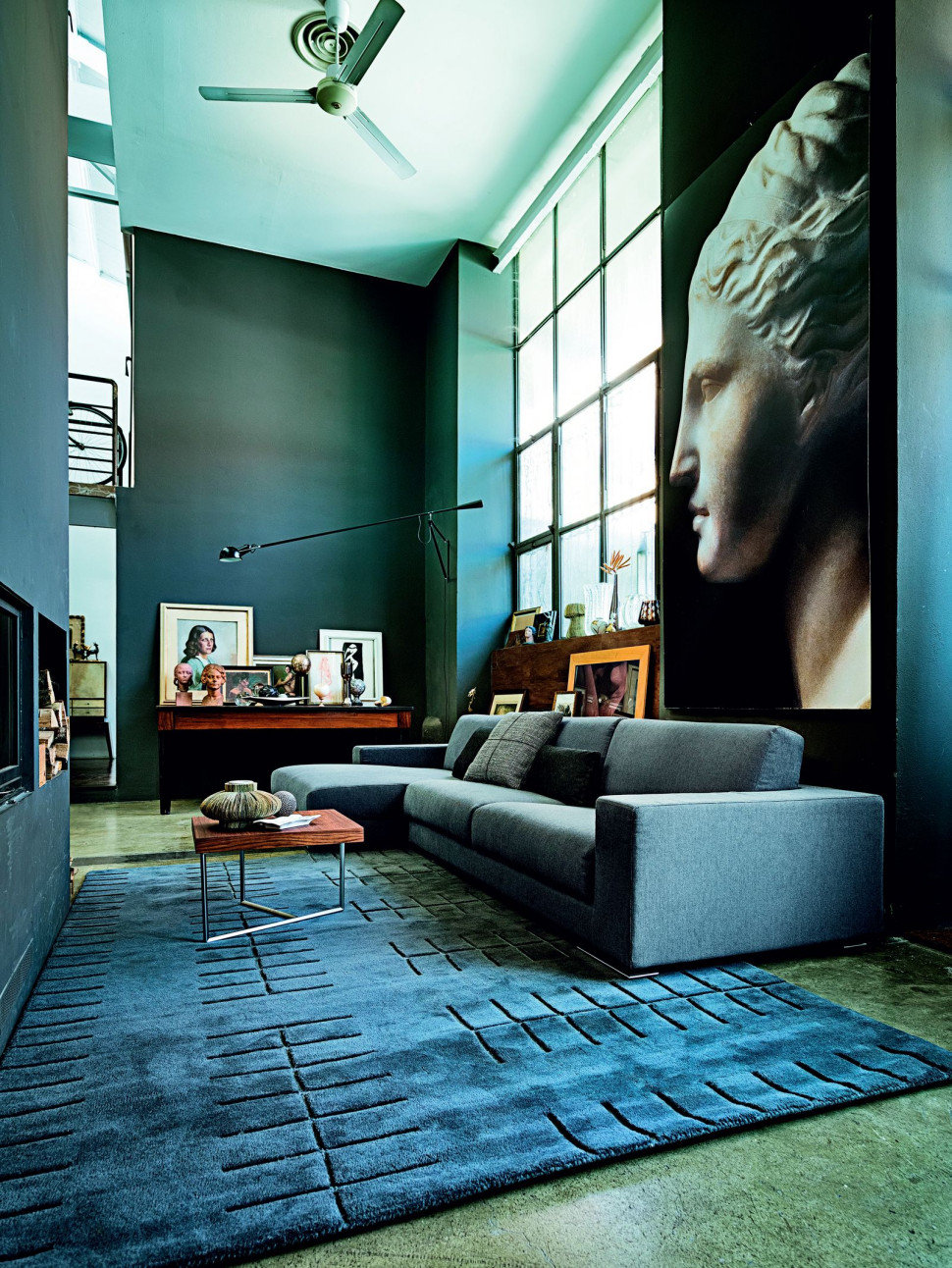 Wnętrze składające się z różnych odcieni niebieskiego, szarości, złamanej bieli, drewna i kilku innych barw