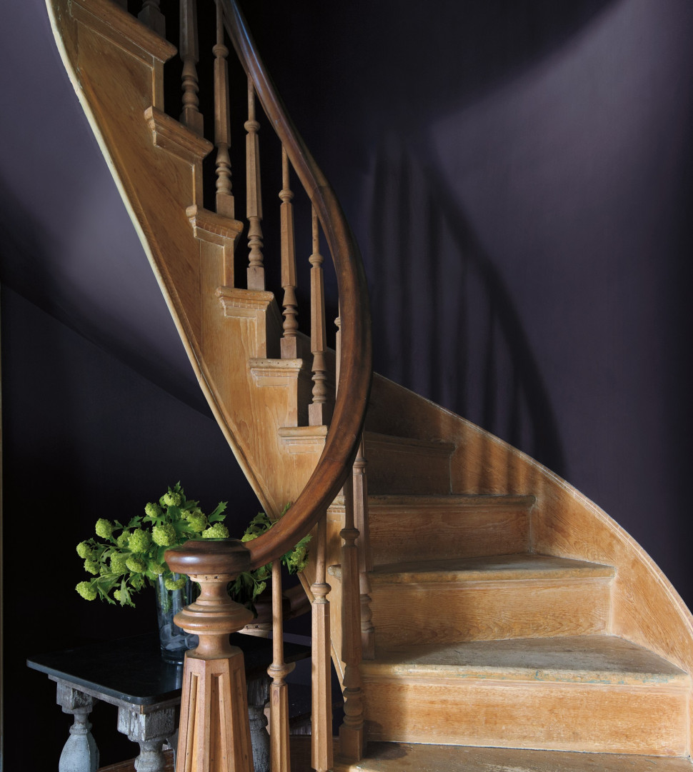 Ściany salonu pomalowane na jeden z kolorów wybranych przez markę Benjamin Moore na rok 2017 - Shadow 2117-30
