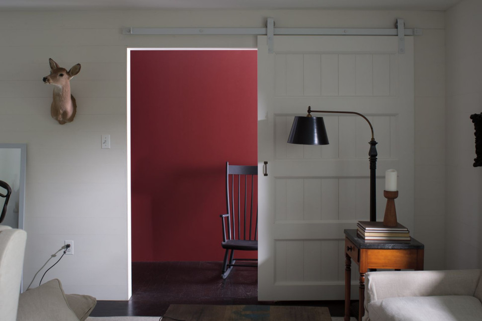 Rubinowa czerwień Dark Burgundy 2075-10 kontrastuje ze złamaną bielą, która zmienia się (zależnie od pory dnia) w szarość