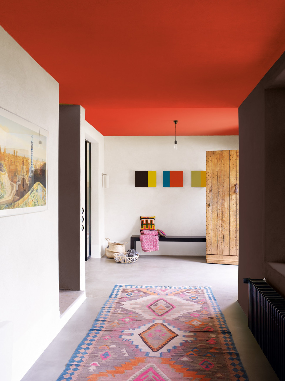 W tej aranżacji wnętrza wykorzystano czerwień Pikantne Gaspacho z kolekcji Kolory Świata Andaluzja marki Dulux