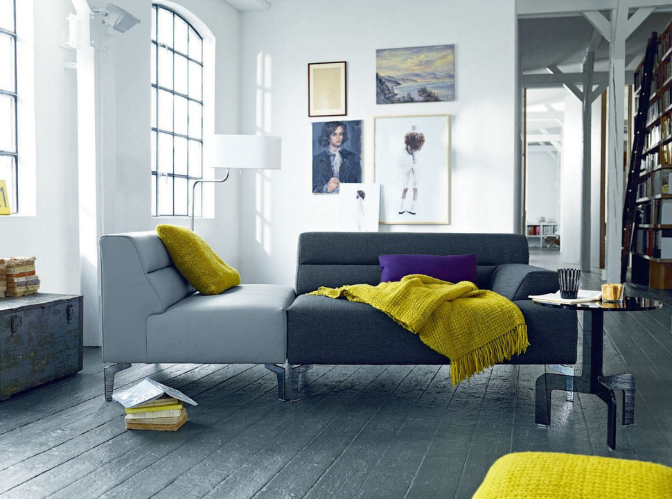 Salon urządzony w bieli i szarości przełamany kolorowymi dodatkami