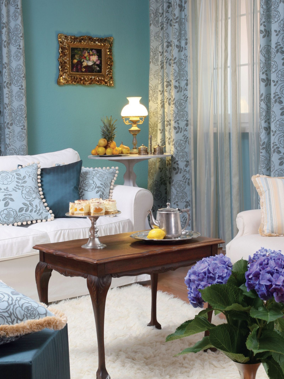 Wnętrze urządzone w tradycyjny sposób ze ścianami pomalowanymi na błękitny kolor