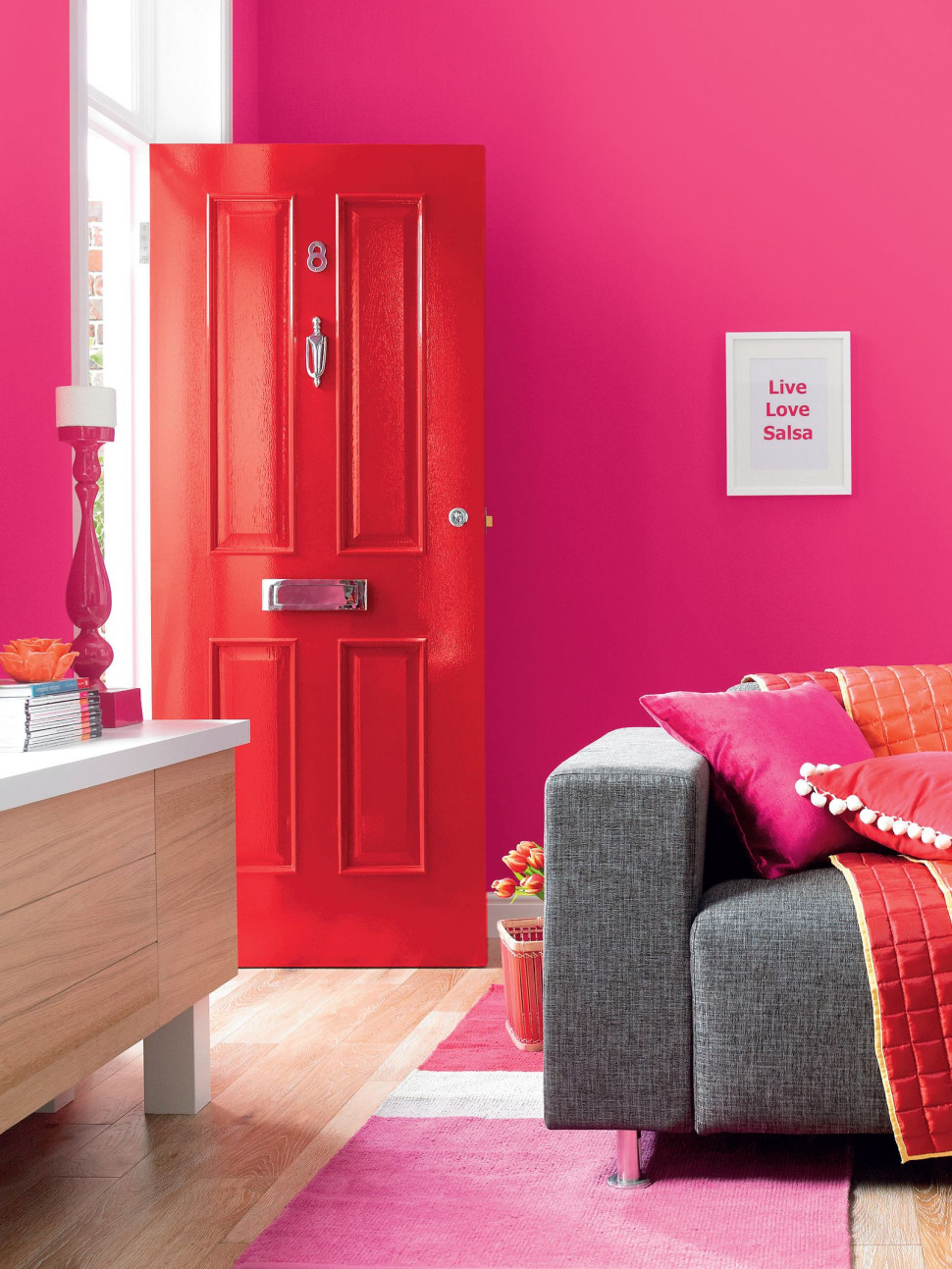 W aranżacji wykorzystano czerwień Scooter Red (błyszcząca farba Solo Gloss) i mocny róż Shocking Pink Sweet (matowa farba emulsyjna)