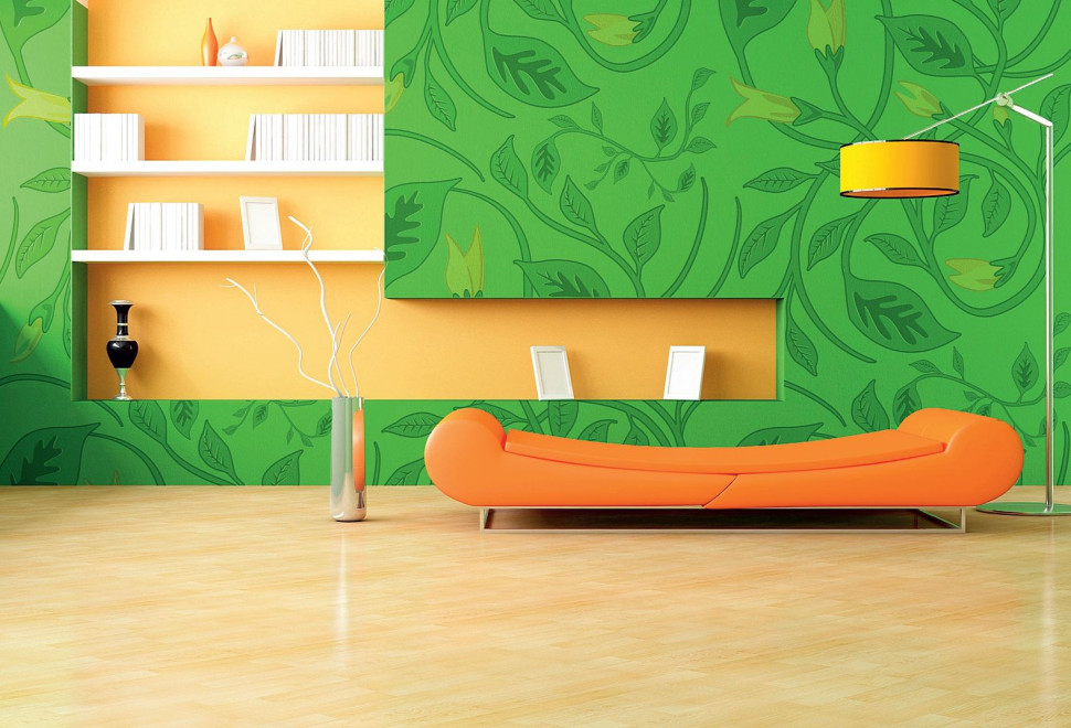 Wnętrze z zieloną tapetą i marchewkowym siedziskiem
