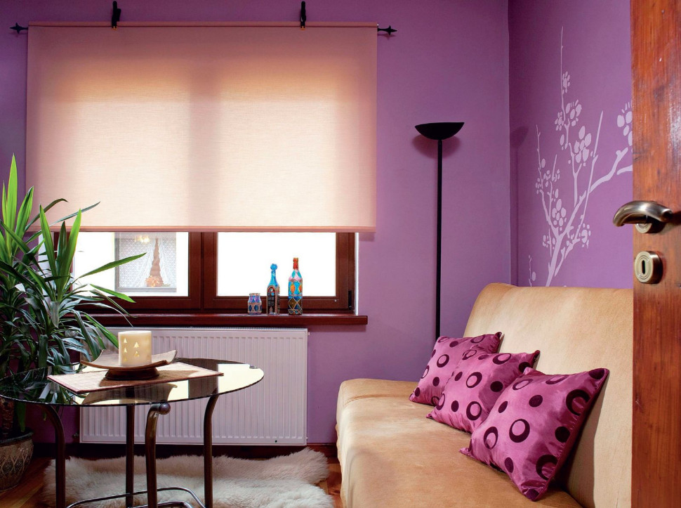 Salon ze ścianami pomalowany na fioletowo