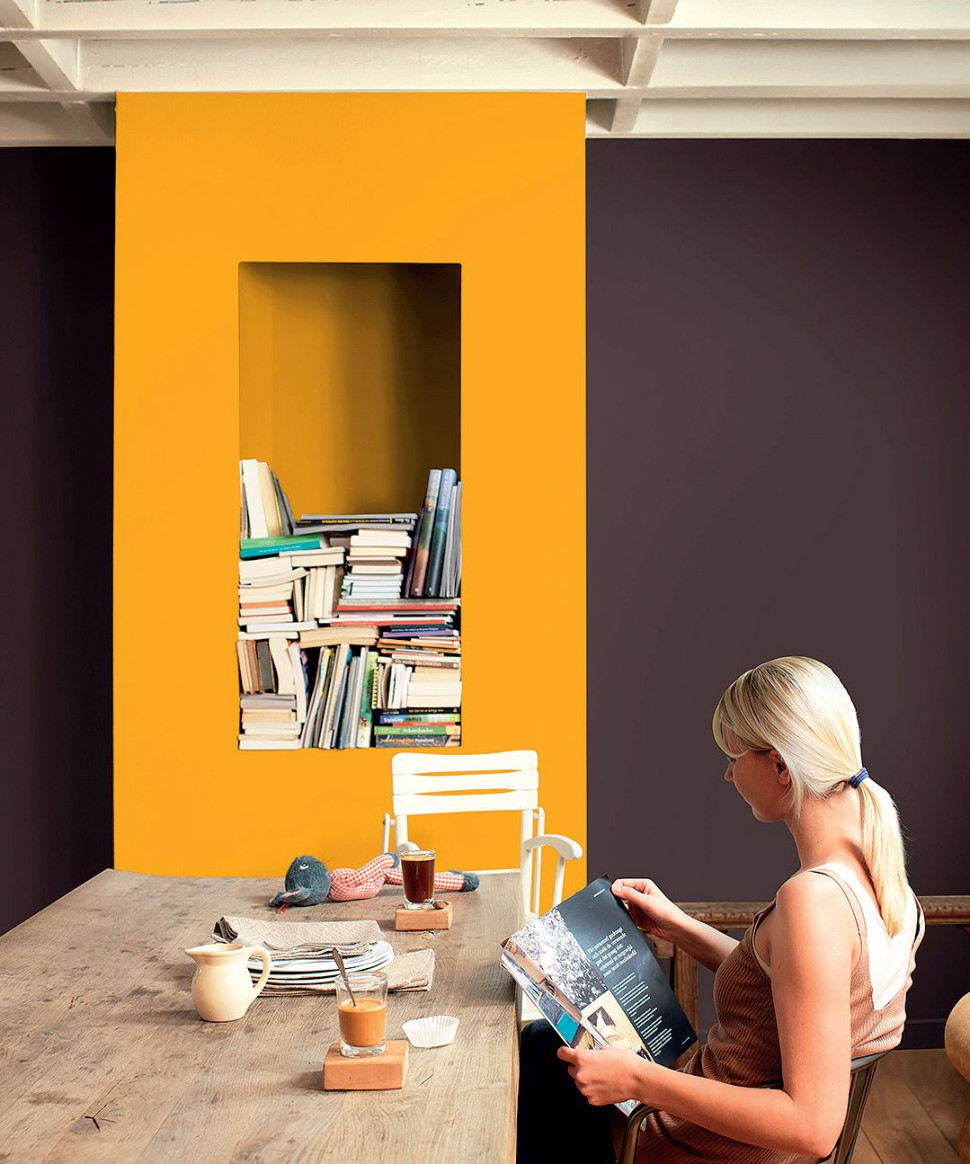 Wnętrze w ciepłych kontrastowych barwach, użyto gotowych lateksowych emulsji Deep Tones z kolekcji Dulux Creations, kolory Palona Kawa i Słoneczny Żar