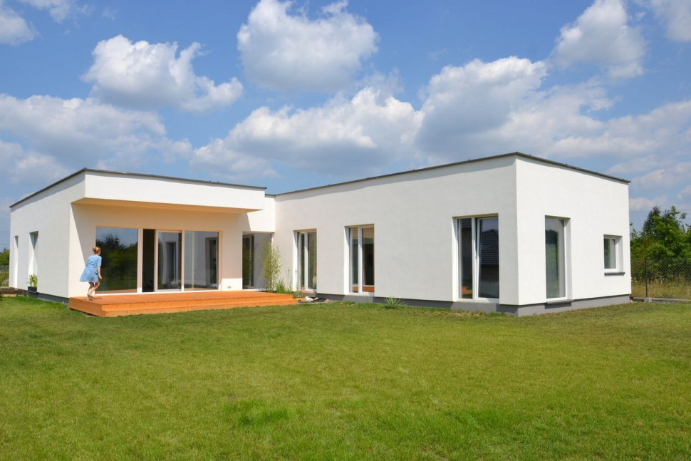 Budynek ma minimalistyczną bryłę - widok z ogrodu