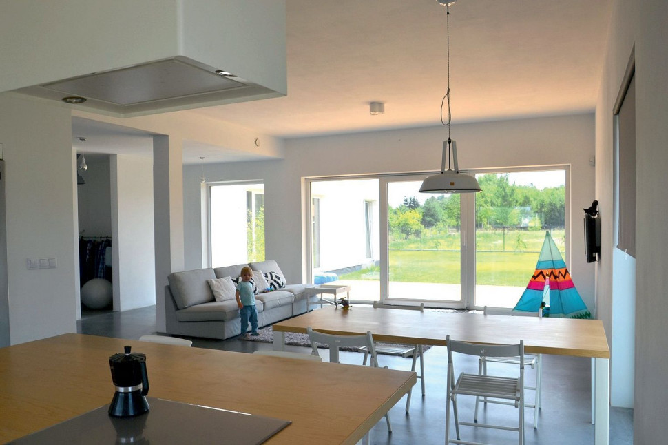 Widok z kuchni na jadalnię i salon