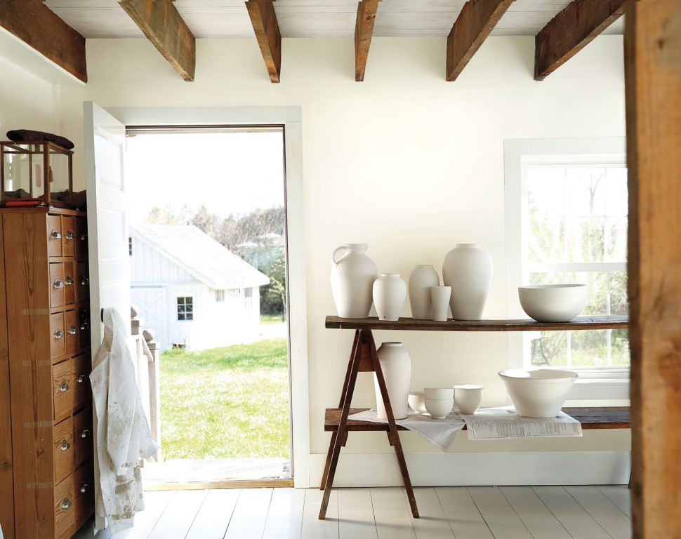 Stonowane kolory we wnętrzu. Subtelna złamana biel Simple White OC-117 to kolor roku 2016 ogłoszony przez producenta farb Benjamin Moore