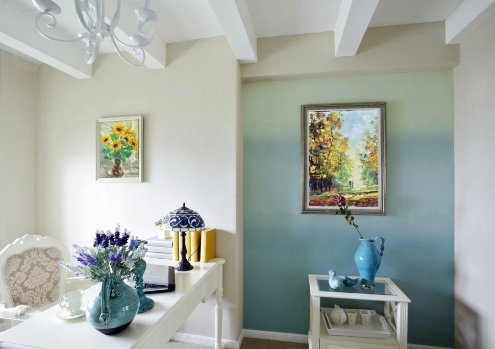 Efekt ombre na ścianie uzyskany dzięki trzem odcieniom satynowych farb Śnieżka: Miętowe orzeźwienie, Lodowy błękit i Lazurowe wybrzeże