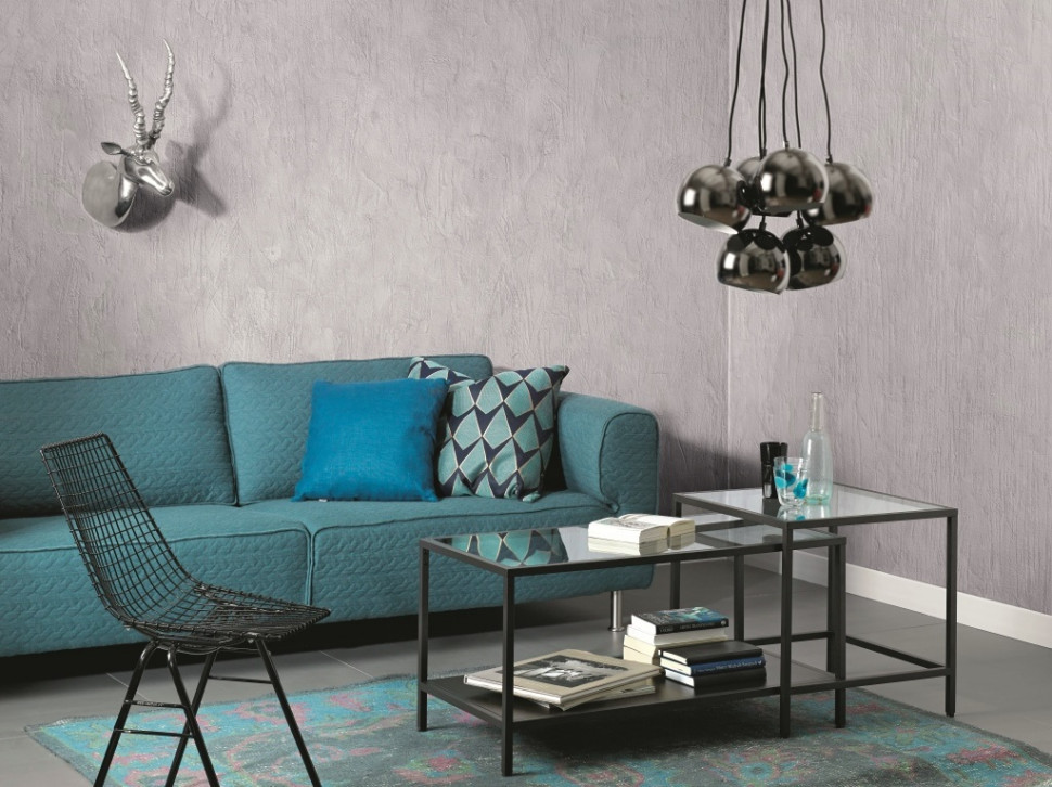 Aranżacja salonu: beton industrialny skojarzony z odcieniami niebieskiego