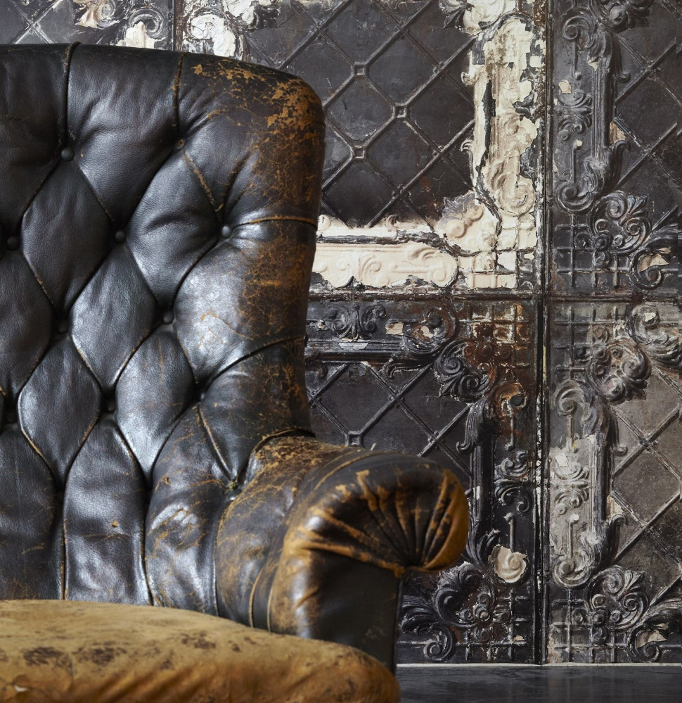 Udająca płytki tapeta TIN-07 z kolekcji Brooklyn Tins zaprojektowana przez paryskich designerów z salonu Merci