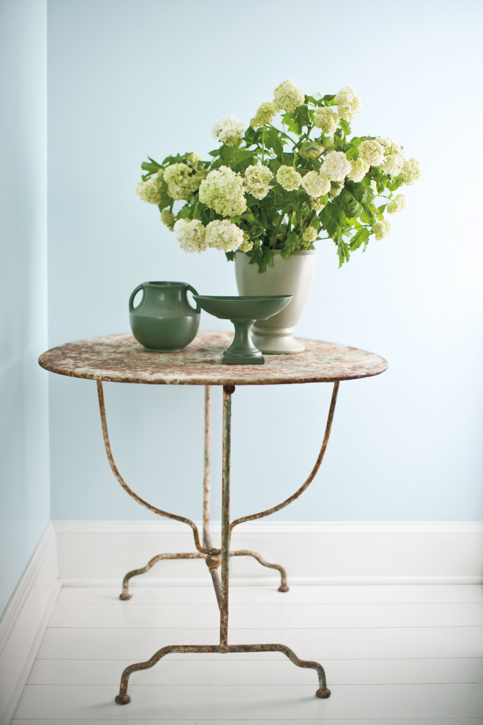 Gama barw z dominującym na ścianie kolorem roku 2014 marki Benjamin Moore, lekkim, pastelowym błękitem Breath of Fresh Air nr 806