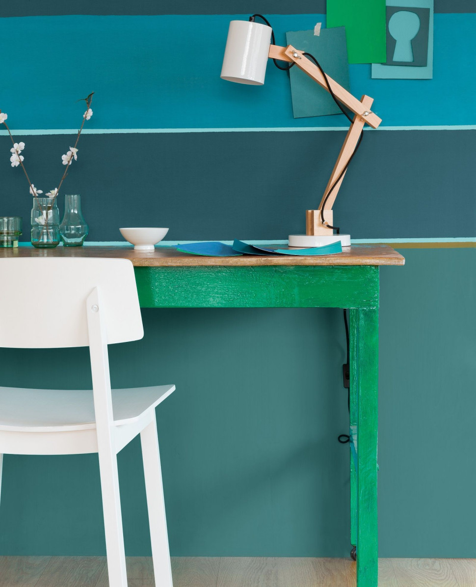 Aranżacja wnętrza z wykorzystaniem barwy Morze Możliwości, czyli kolor roku 2014 o numerze P0.20.40 w systemie mieszalnikowym DULUX