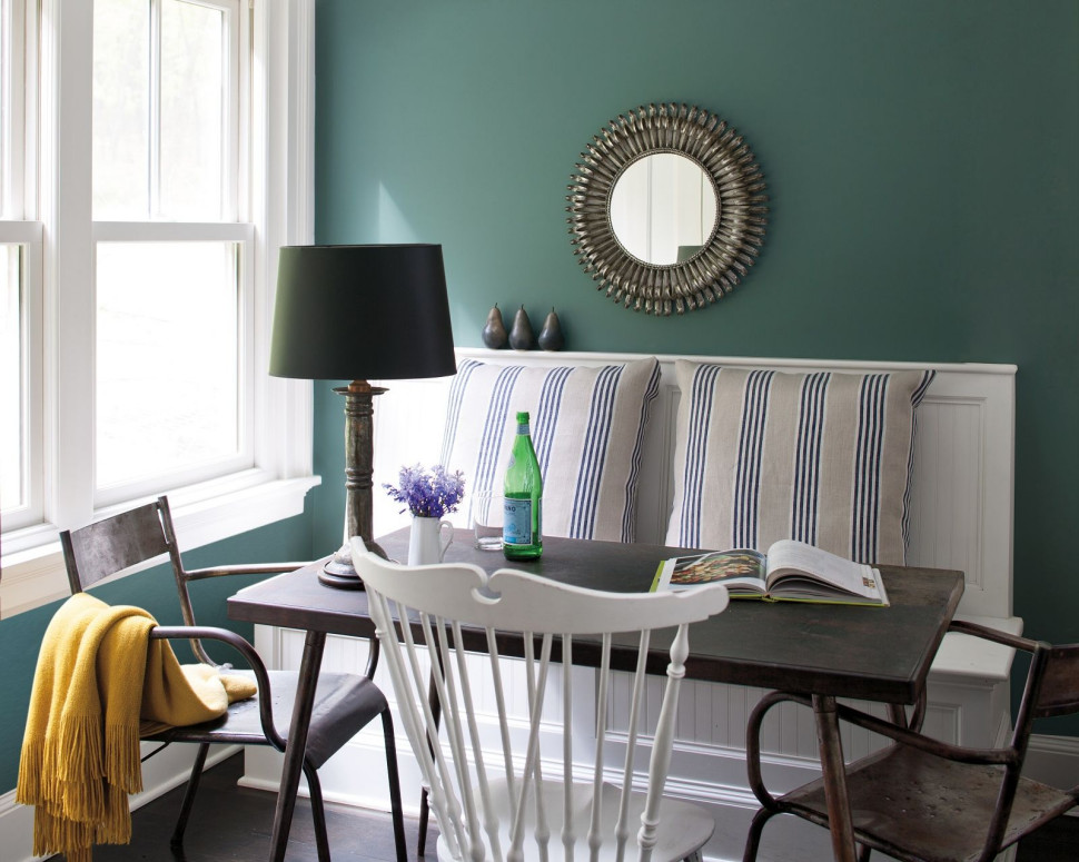 Aranżacja wnętrza z wykorzystaniem Caribbean Teal nr 2123-20. Głęboki morski kolor zaproponowany przez Benjamin Moore