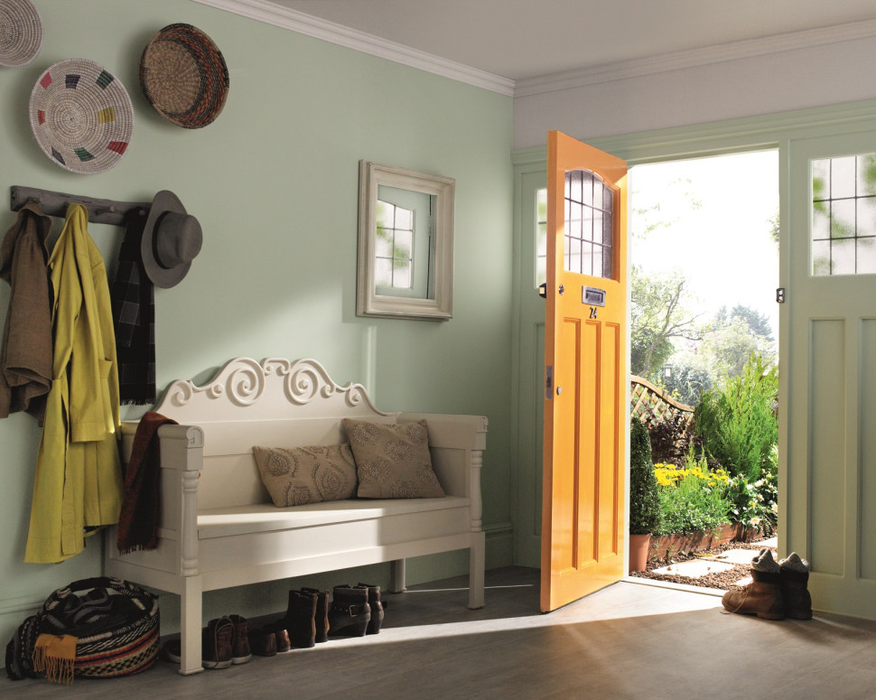 Aranżacja wnętrza: Na ścianach odcień Mellow Sage (farba emulsyjna z serii Breatheasy) zestawiony z żółtym Tibetan Gold (farba do drewna do wnętrz i na zewnątrz Non Drip Gloss)