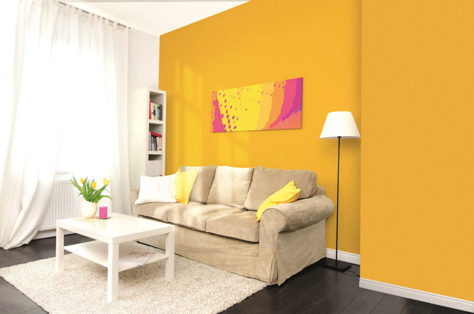 Słoneczny salon według marki Nobiles. Wykorzystano w nim kolory z palety Lato, na ścianie propozycja 12 Lato miodowe