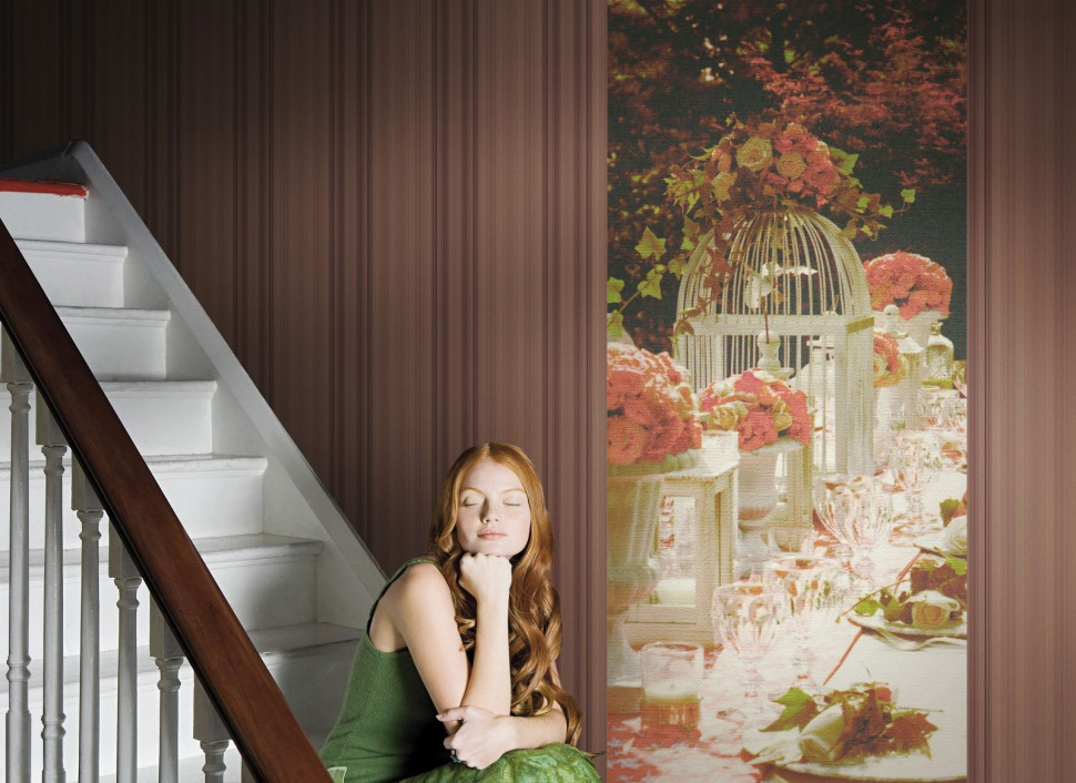 Panel ścienny z romantycznym motywem i tapeta w prążki z kolekcji Alta Gamma Lady marki Sirpi