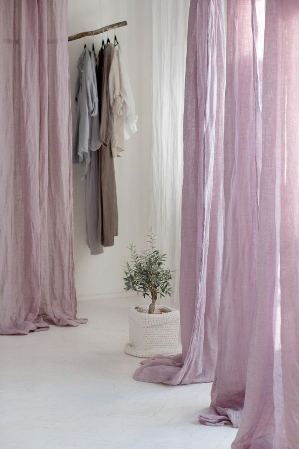 Zwiewne, lekko transparentne zasłony Dusk Rose manufaktury Lumio, uszyte z europejskiego lnu uprawianego tradycyjnymi metodami