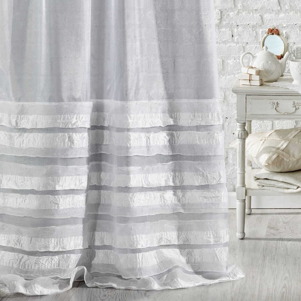 Firana Flora z połyskującej semiorganzy z zakładkami z gniecionej organtyny; kolekcja Evy Minge