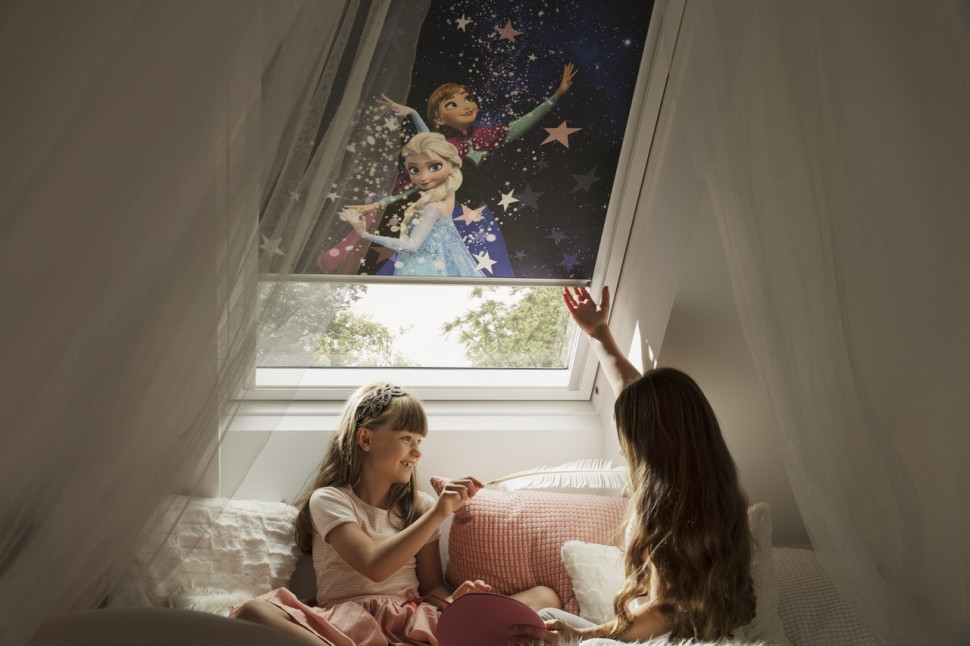 Rolety zaciemniające z kolekcji Disney&Velux Dobranoc, wykonane z trzech warstw tkaniny, z których jedna pokryta jest aluminiową powłoką
