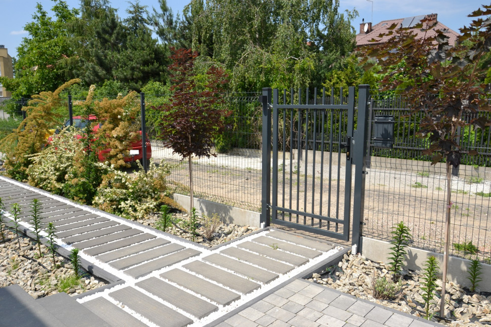 Chodniki ułożono z płyt betonowych, białych otoczaków greckich, krawężników