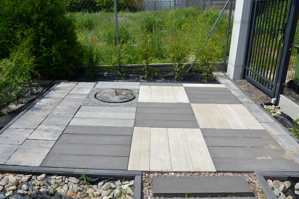 Nad szambem utwardzili placyk na pojemniki do segregowania śmieci