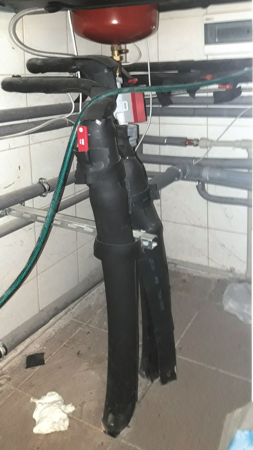 Wyjście rur od pionowych gruntowych kolektorów o głębokości 100 m