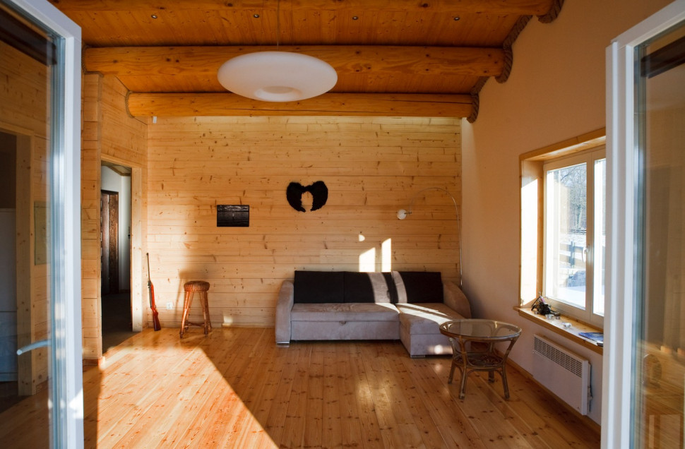 Salon w domu drewnianym Krąg